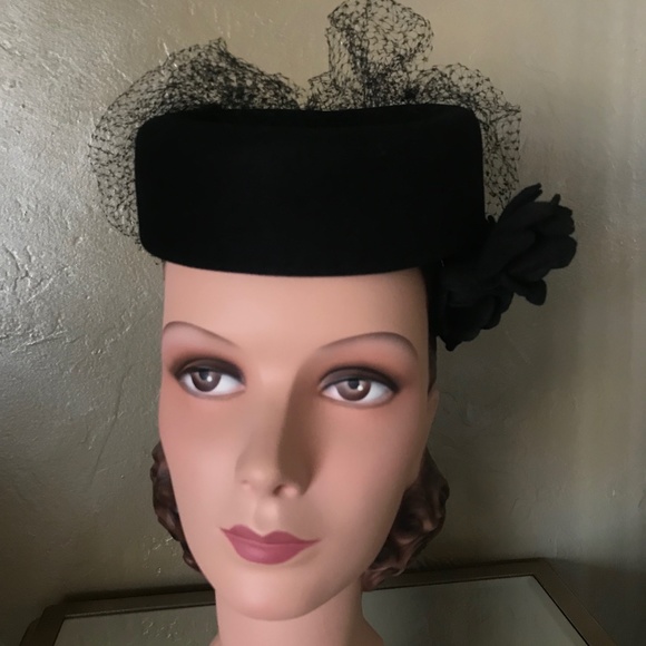 GRACEFUL 1930s\' BLACK FELT TILT HAT WITH FELT \